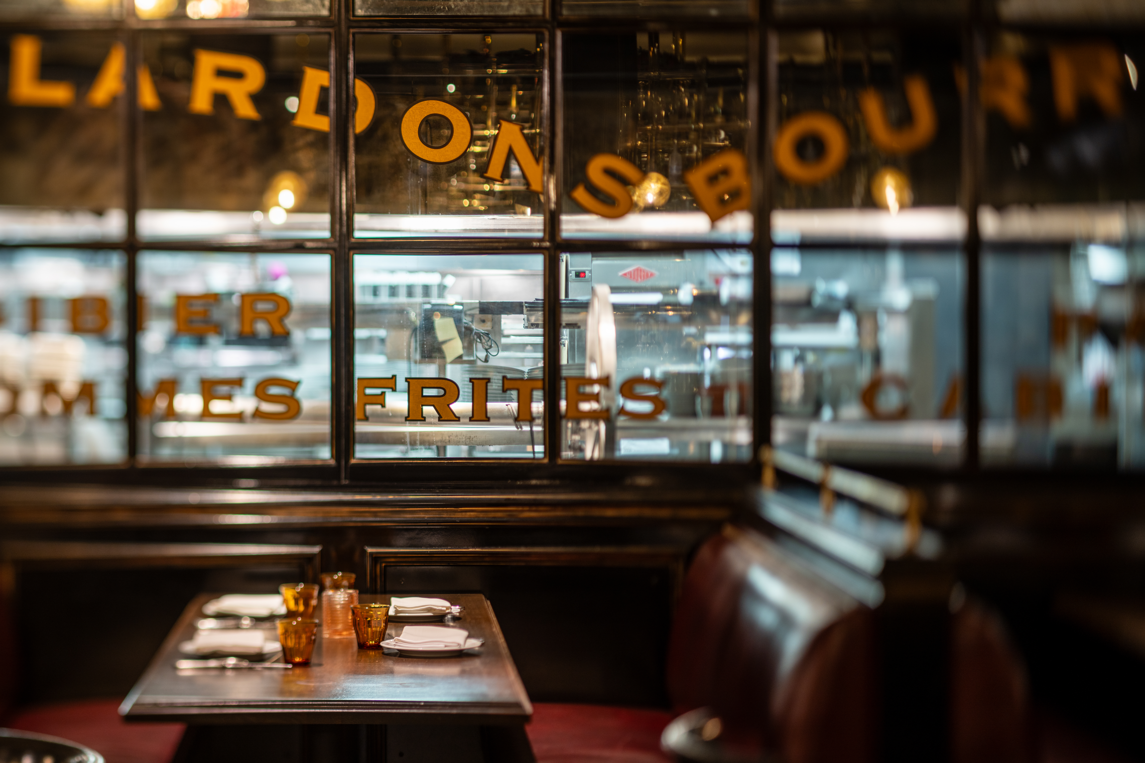 a table with glasses and a piano in a restaurant